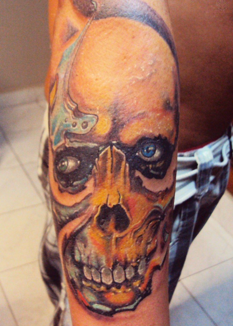 手臂彩色恐怖风格的人类头骨纹身图案