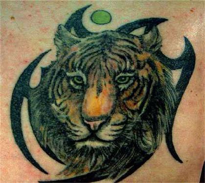 背部彩色老虎头部落纹身图案
