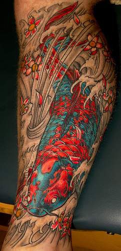 腿部彩色水中锦鲤鱼纹身图案