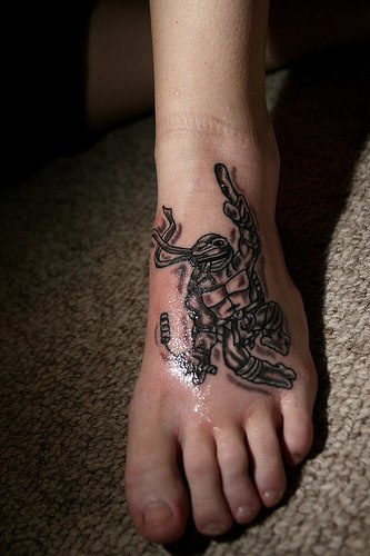 脚背棕色忍者神龟纹身图案