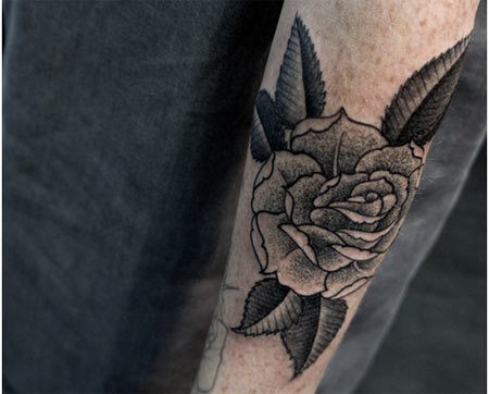 手臂好看的灰色玫瑰花纹身图案