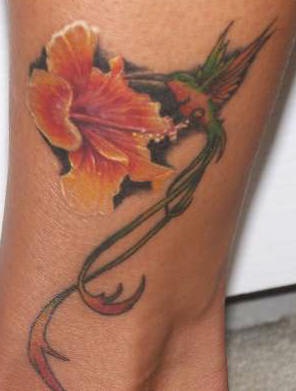腿部彩色逼真的木槿花与蜂鸟纹身