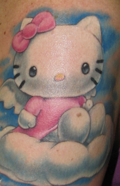 肩部彩色写实的凯蒂猫纹身图案