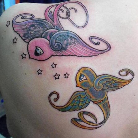 肩部彩色可爱的小鸟纹身图案