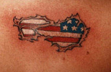 肩部彩色美国国旗纹身图案