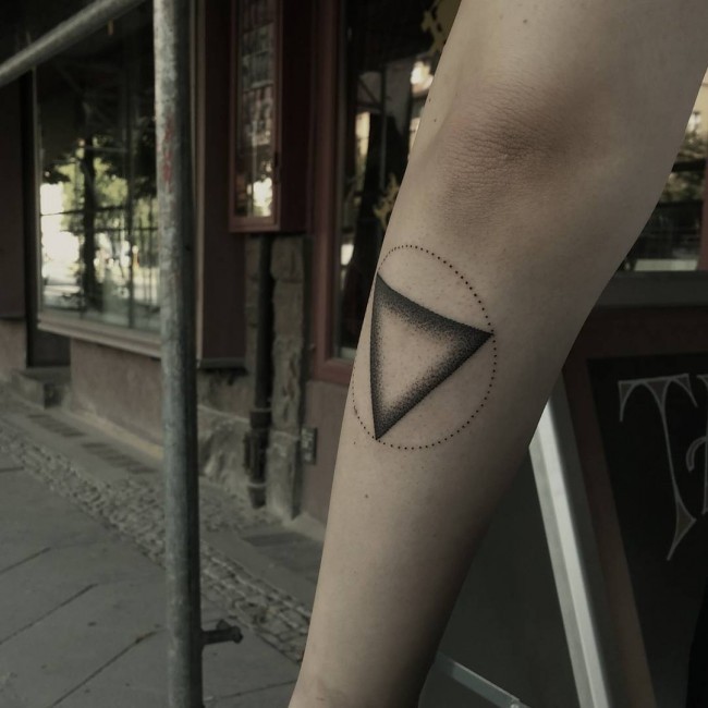 手臂简单老式像三角形纹身图案