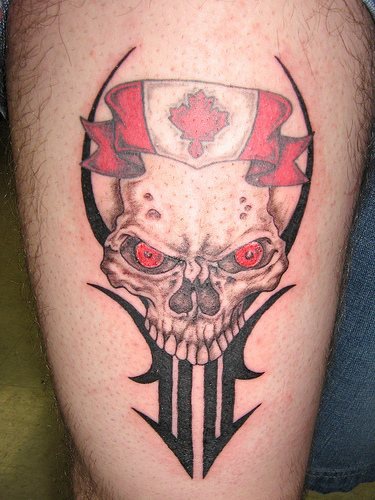腿部彩色加拿大骷髅标志纹身图案