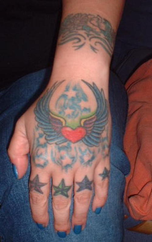 手部彩色飞翔的爱心纹身图案