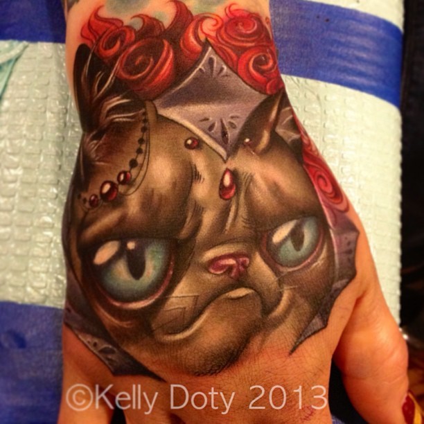 手背童话猫的画像纹身图案