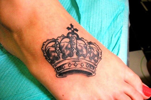 女生脚背皇冠纹身图案