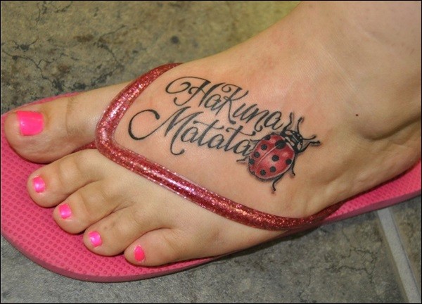 女性脚背彩色英文字母与瓢虫纹身图片