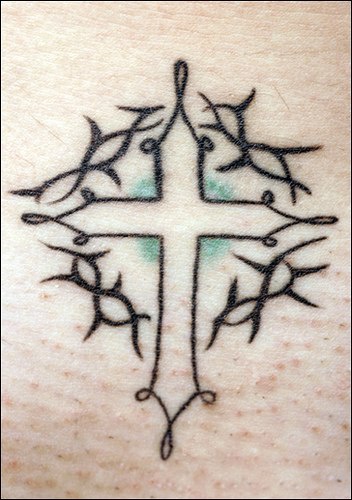 简约的部落花纹和十字架纹身图案