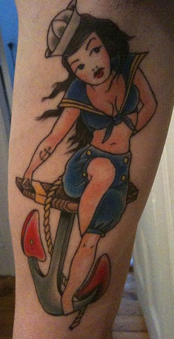 手臂彩色传统水手女孩纹身图案