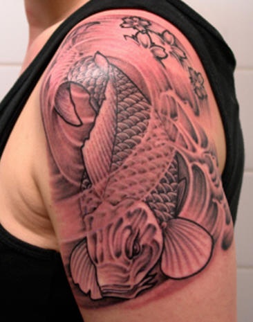 肩部鲤鱼与花朵纹身图案