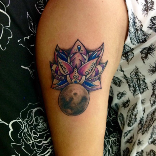 彩色大莲花与小月亮纹身图案