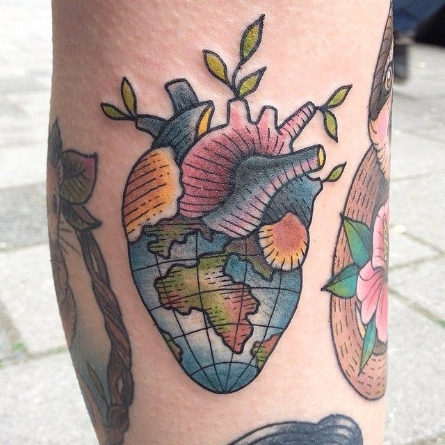 手臂彩色带叶子的心脏纹身图案
