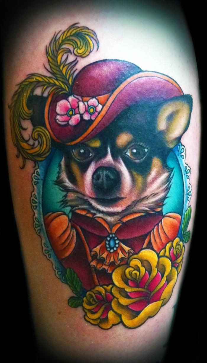 可爱的狗与帽子和花朵纹身图案