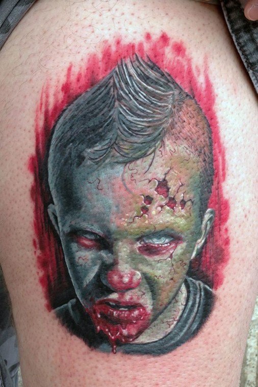 腿部彩色毛骨悚然的血腥男孩头部纹身