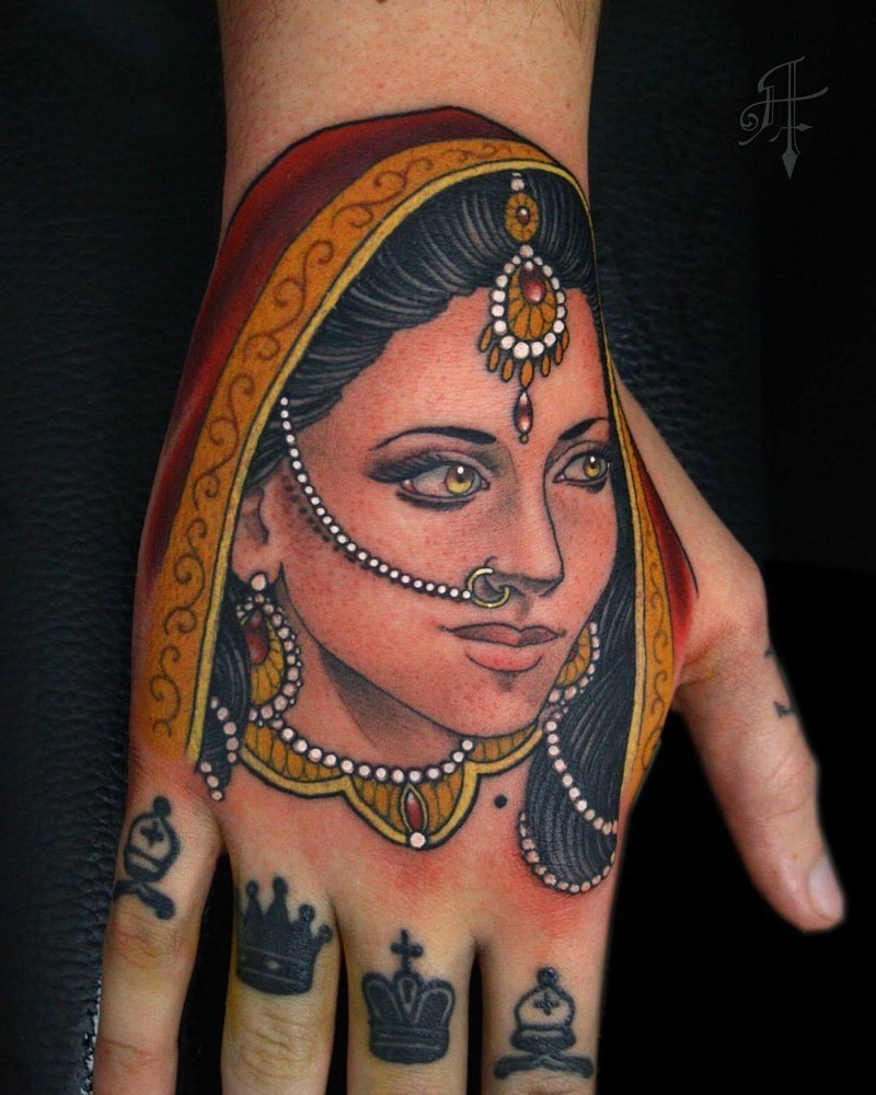 手背彩色印度教女人肖像纹身图片