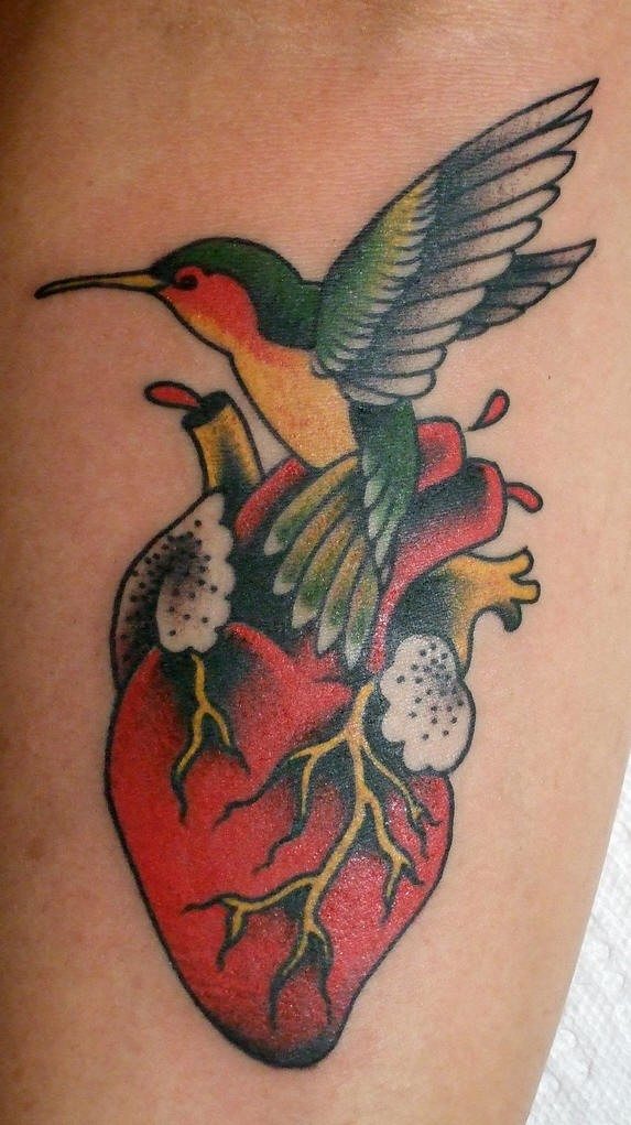 手臂彩色心脏与蜂鸟纹身图案