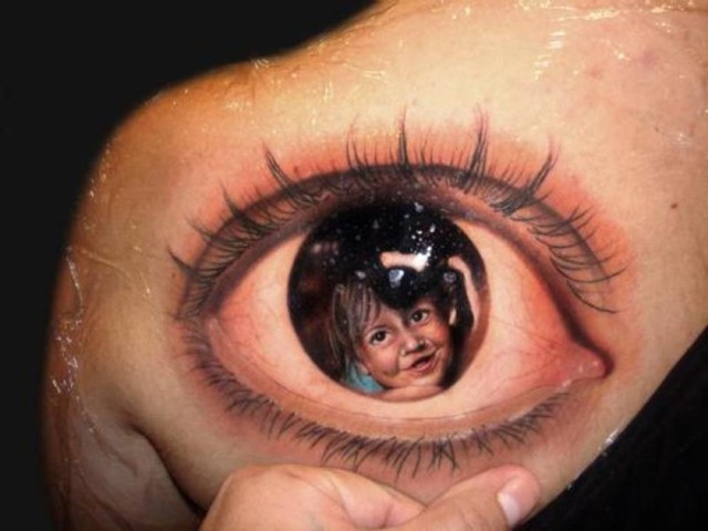 背部写实眼睛内映出儿童肖像纹身图案