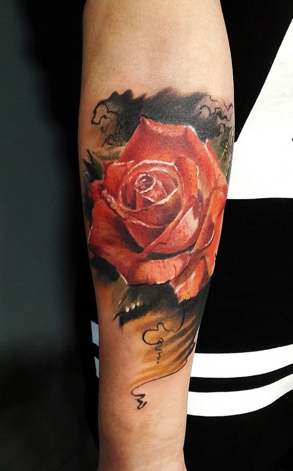 手臂彩色逼真的红玫瑰纹身图案