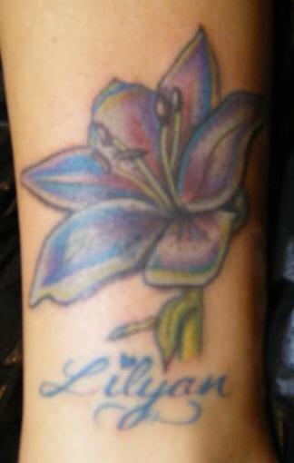 脚部彩色百合花与英文字母纹身图案