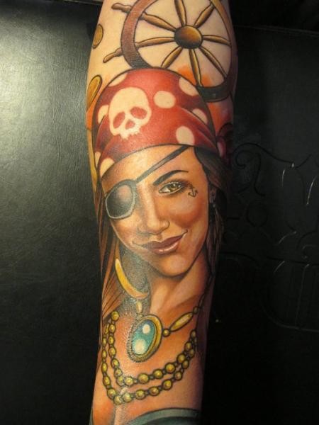 海盗女孩与船舵彩绘纹身图案