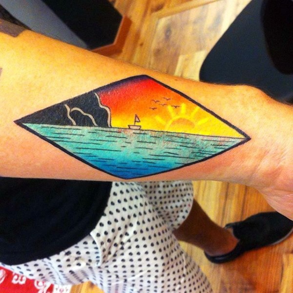 简单设计的彩色海洋与小船纹身图案