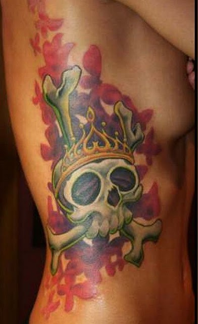 侧肋红色花朵与骨头骷髅皇冠纹身图案
