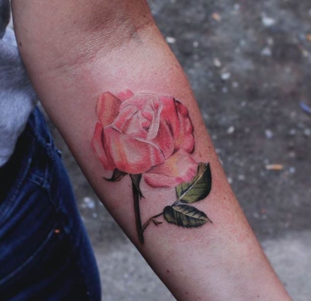 手臂逼真的粉色玫瑰纹身图案