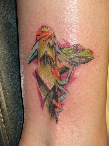 腿部彩色青蛙与竹子纹身图案