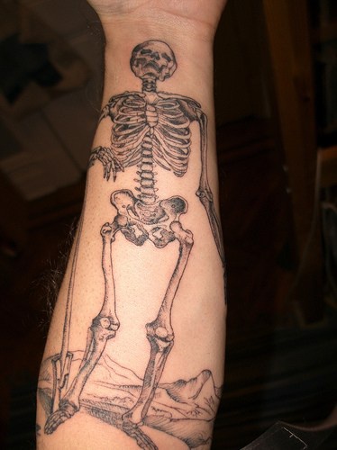 手臂灰色忧郁的骷髅架纹身图案