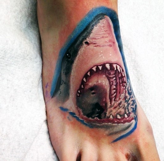 脚背彩色逼真的鲨鱼头部纹身图案