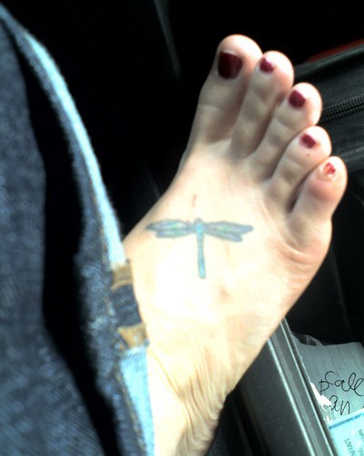 脚背彩色的蜻蜓纹身图案