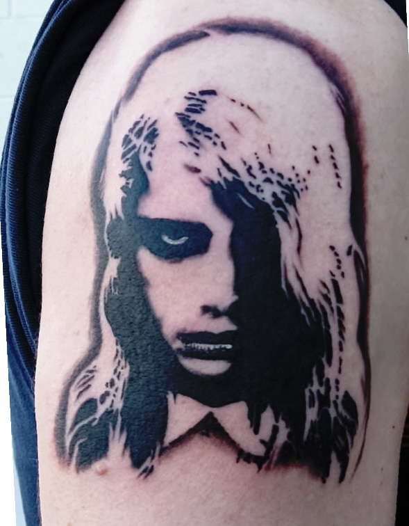 肩部黑色恐怖电影女孩肖像纹身