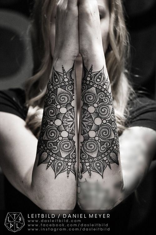 女性手臂令人印象深刻的大花纹身图片