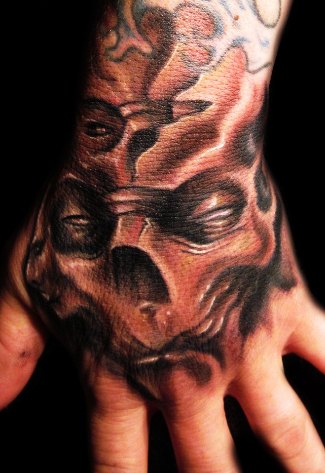 手部棕色怪物骷髅头纹身图案