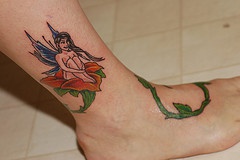 小腿上小仙女和玫瑰纹身图案