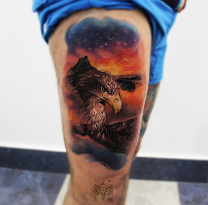 大腿现实主义风格彩色鹰在夜空纹身图案