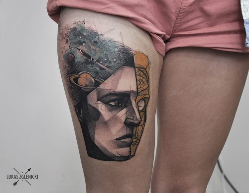 大腿现代风格的彩色行星与人脸纹身图案