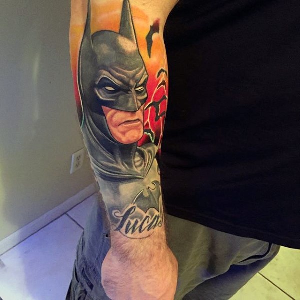 手臂壮观的彩色蝙蝠侠与刻字纹身图片