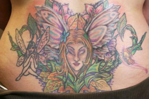 女生腹部精灵彩绘花朵纹身图案