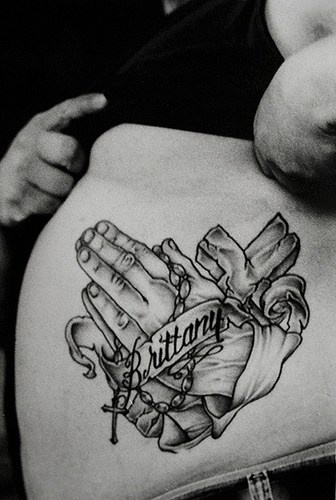 祈祷之手十字架玫瑰纹身图案