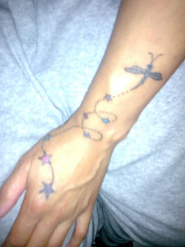手部蜻蜓与星星线程纹身图案