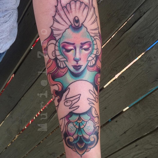 手臂彩色神奇的美人鱼与魔球纹身图案
