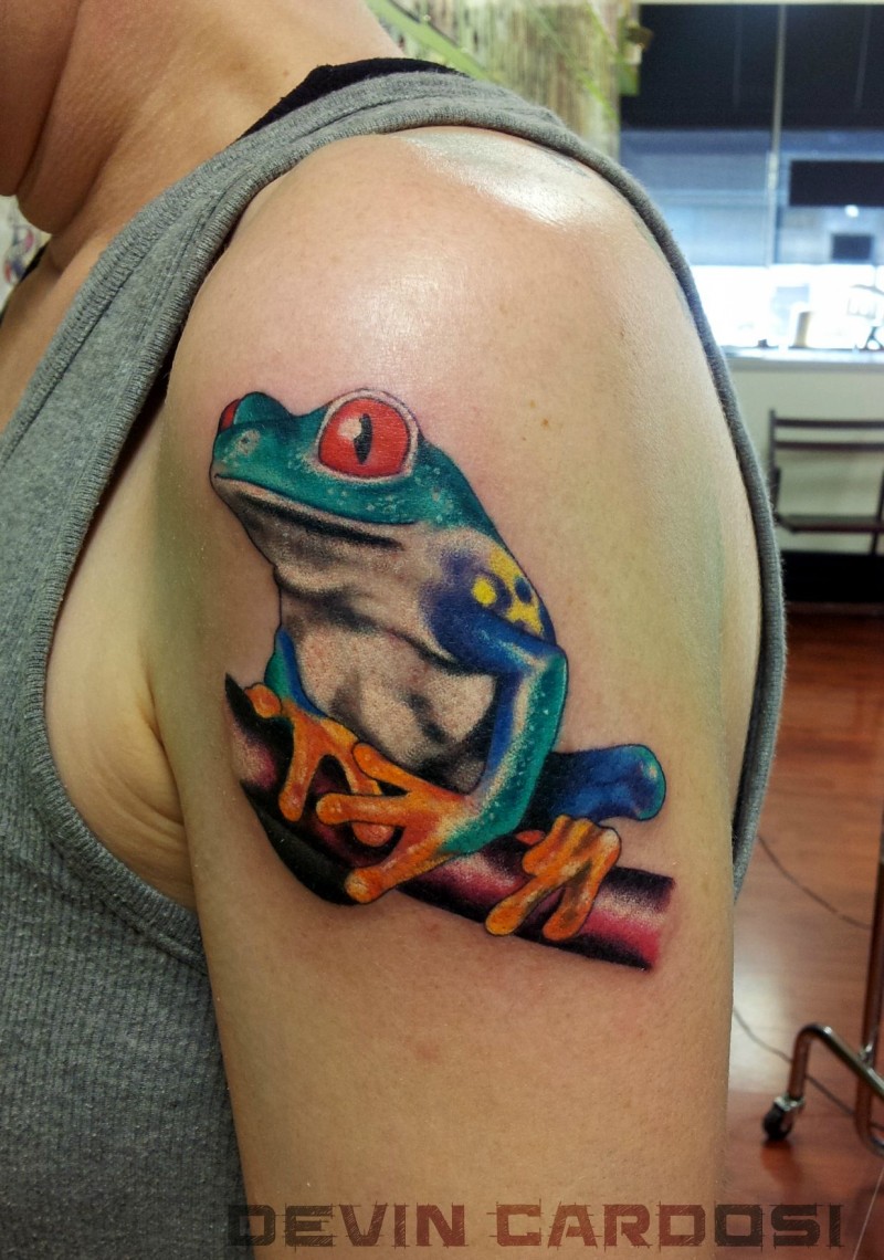 大臂可爱的写实青蛙纹身图案