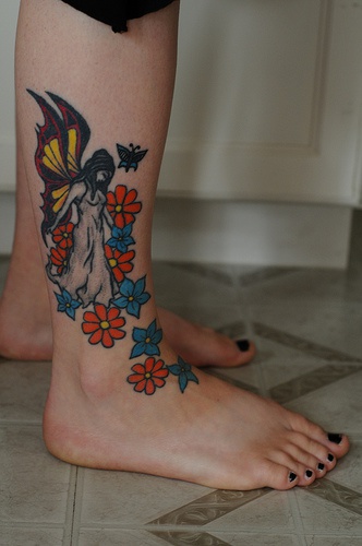 腿部彩色女孩翅膀与花朵纹身图案