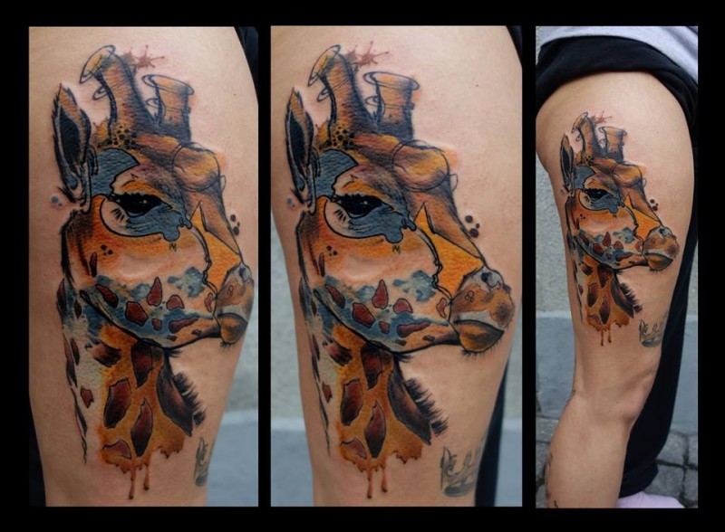 女性腿部水彩色长颈鹿纹身图案