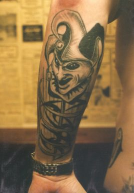 手臂黑暗幻想的小丑纹身图案